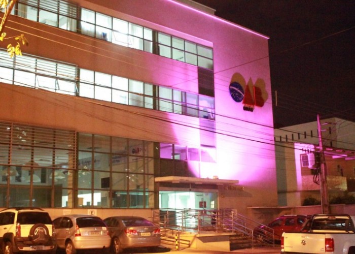 OAB-GO ilumina fachada em alusão ao Outubro Rosa