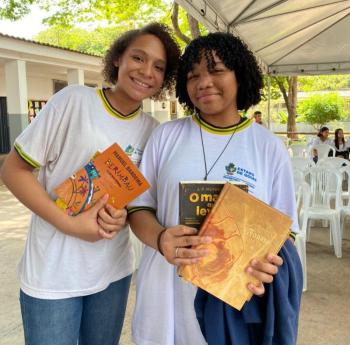 Mais de 500 alunos de escolas públicas recebem livros arrecadados pela Comissão de Cultura da OAB-GO