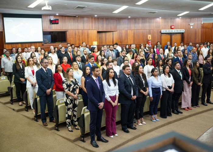 OAB-GO entrega 73 carteiras profissionais aos novos advogados e advogadas