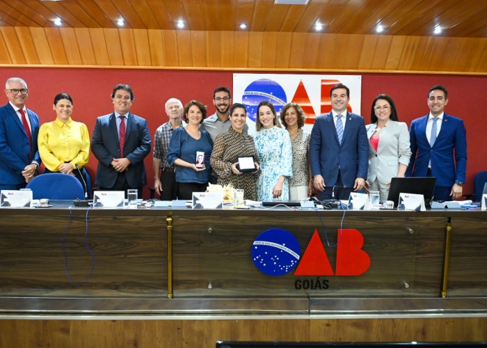 OAB-GO homenageia colaboradora Cideni Queirós pelos 25 anos de serviços à seccional