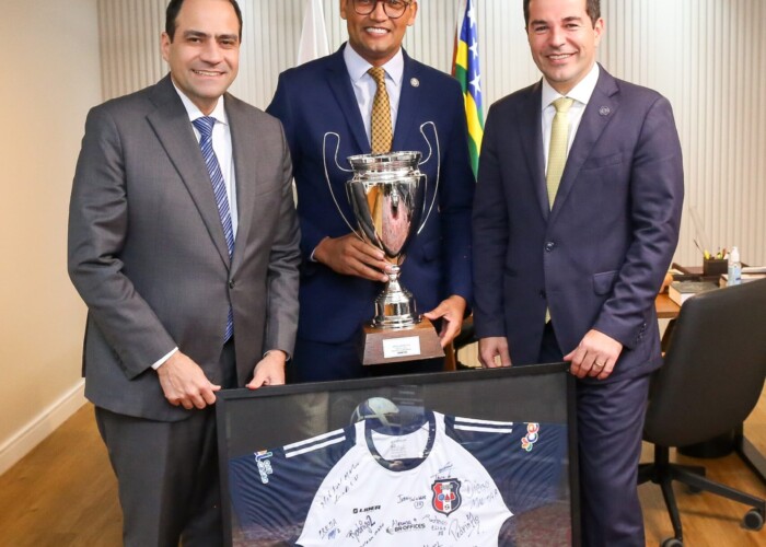 OAB-GO recebe camiseta autografada da Seleção Master 11 da OAB/CASAG