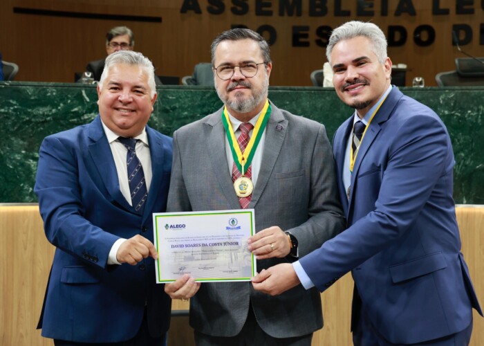 Diretor-tesoureiro da OAB-GO é homenageado com a Medalha Pedro Ludovico Teixeira