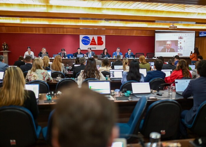 Novo desembargador Augusto Ventura saúda o Conselho da OAB-GO durante sessão