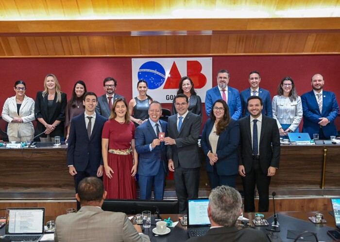 OAB-GO entrega carteira profissional de advogado ao ex-presidente do TJGO, Carlos Alberto França