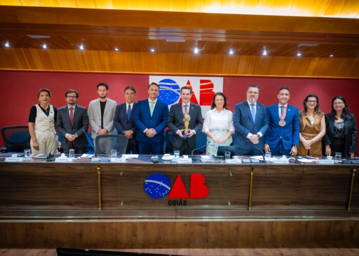 Equipe de voleibol da OAB-GO entrega troféu e medalhas de bronze à diretoria da Seccional e da Casag